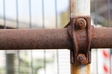 rostige Kupplung von 2 Gerüststangen