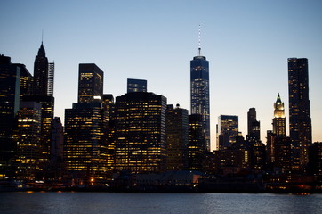 Obraz premium new york city downtown manhattan skyline at dusk, city lights