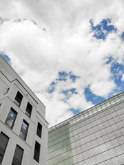 Büro Gebäude mit blauem Himmel und Wolken. Firmen, Börse Business