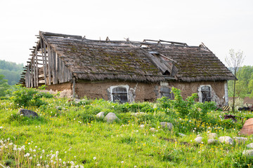 Stara obora, chlew, stodoła, zniszczony budynek © Szymon Gryko
