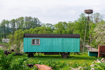 Niebieski barakowóz, przyczepa z oknem na wsi