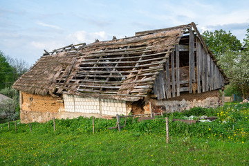 Stara obora, chlew, stodoła, zniszczony budynek