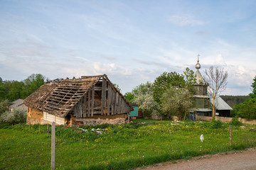 Stary, zniszczony budynek, chlew, obora, stodoła © Szymon Gryko