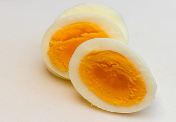 gekochtes Ei aufgeschnitten in Scheiben