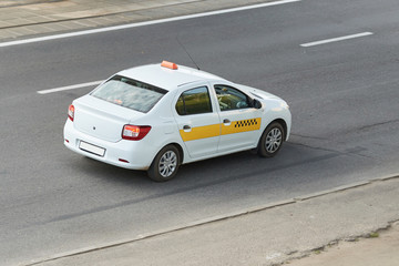 Obraz premium Taxi, biały z żółtym paskiem, widok z tyłu