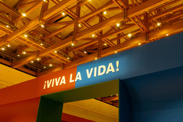 Viva la Vida, means live your life sign