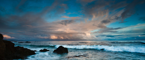 Fototapeta premium sunset over rocky coastline of california