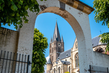 Abteikirche in Thorn, Limburg, Niedelande - obrazy, fototapety, plakaty