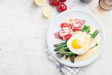 Green asparagus with ham, egg and hollandaise sauce