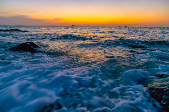 朝焼けの磯に寄せる波DSC1584