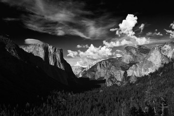mountain and clouds in yosemite national park