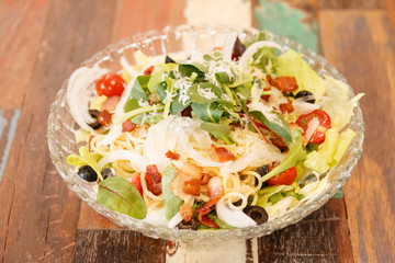 나무 테이블 위에 놓여있는 신선한 샐러드