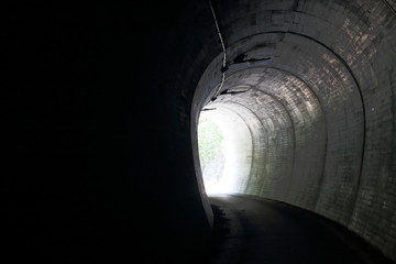 歩行者と自転車のトンネル