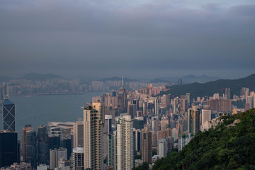 Obraz premium Hong Kong, Apirl 17, 2019, View of the city and the bay at Victoria Peak, Hong Kong.