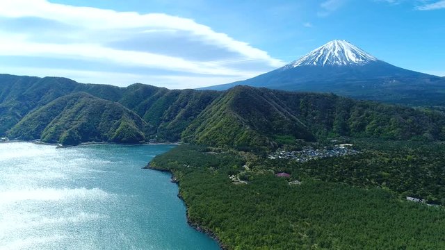 富士山と青木ヶ原樹海を西湖湖畔からドローンで空撮