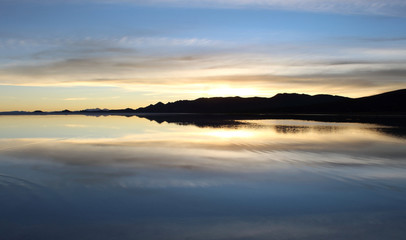 Agua es como un espejo en Uyuni Bolivia