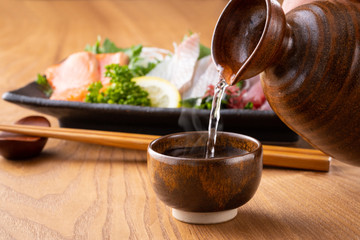 日本酒を注ぐ