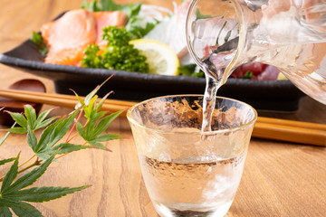 冷酒を注ぐ