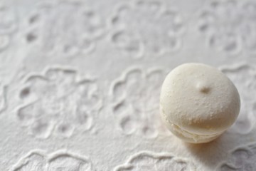 白い和紙の上に置かれた白いマカロンです。