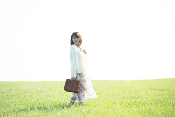 草原で微笑む女性