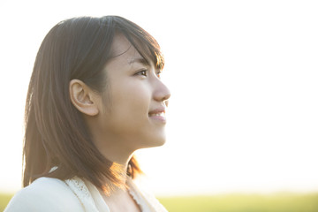 草原で微笑む女性の横顔