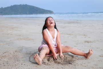 Fototapeta na wymiar Girl is playing fun and smile on the beach