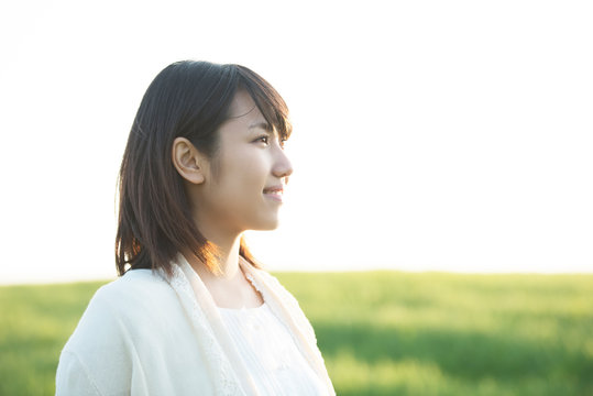 492 629 最適な 女性の横顔 画像 ストック写真 ベクター Adobe Stock