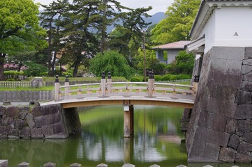 Fototapeta na wymiar 小田原城の堀に架かっている木製の橋
