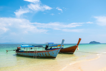 Fototapeta na wymiar Boat trips along the beach, sea, sky, sunlight, beautiful Thailand