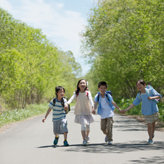 一本道で手をつなぐ小学生