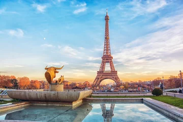 Foto op Plexiglas Eiffeltoren Eiffeltoren bij zonsondergang in Parijs, Frankrijk. Romantische reisachtergrond