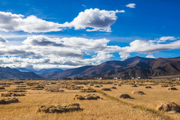 Fototapeta na wymiar field in Himalaya mountains of Tibet