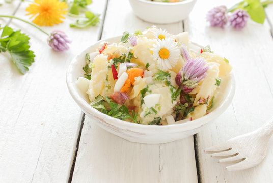 selbstgemachter Kartoffelsalat Tisch Schale