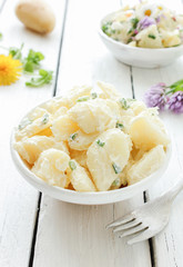 frischer Kartoffelsalat Salat selber gemacht Schale Tisch