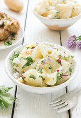 selbstgemachter Kartoffelsalat Schale Tisch
