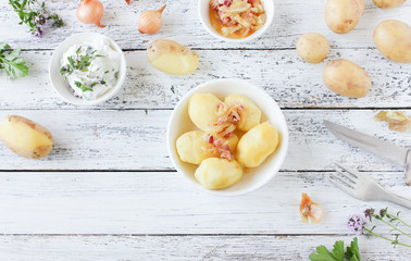 Kartoffeln mit Zwiebeln Pellkartoffeln Pellkartoffel Tisch