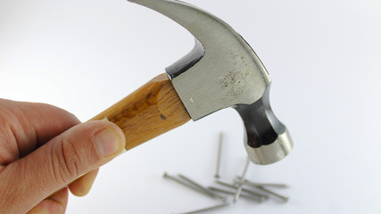 Herramienta para golpear, para clavar y extraer clavos. Tiene en una cabeza, cuadrada o redonda por...