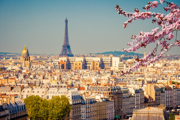 Fototapety  Widok na Wieżę Eiffla w Paryżu na wiosnę, Francja