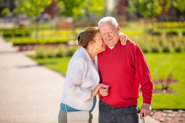 Obraz premium Happy senior couple in summer park