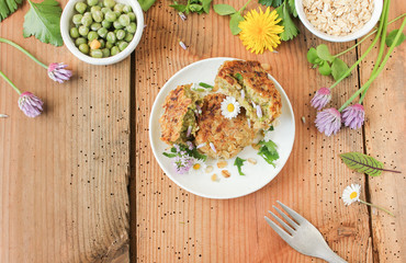vegane Gemüsebratlinge Bratlinge Gemüse mit Wildkräutern und essbaren Blüten essbare Blüte