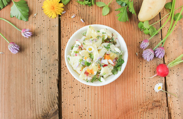 selbstgemachter Kartoffelsalat Schale Tisch Brett selbstgemacht