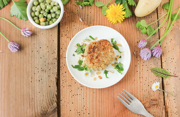 veganer Gemüsebratling Bratling Burger Erbsen Kräuter essbare Blüten 