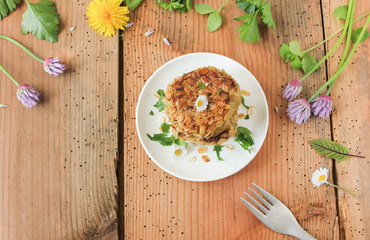 Gemüsebratling Gemüse Bratling Wildkräuter essbare Blüten