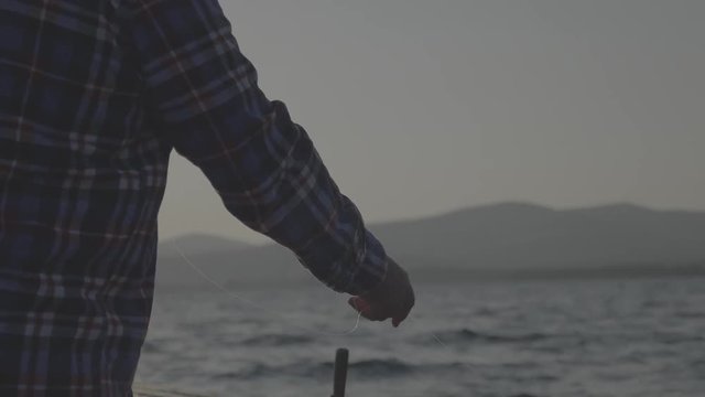 Tintenfischfang in Kroatien nach der traditionellen Art mit Schnur und Haken und einer elends Geduld und viel Gef&uuml;hl im Arm, auf dem Wasser der Adria bei Sonnenuntergang
