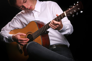 Fototapeta na wymiar Young men playing the guitar