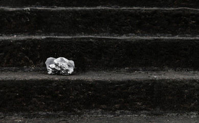 Müll auf einer Treppe