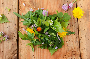 Wildkräuter Salat Wildkräutersalat Tisch Brett essbare Blüte Blüten Kräuter Salat essbar