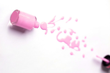 Obraz na płótnie Canvas Nail polish bottle and drops on white background