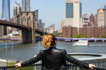 woman view of the brooklyn bridge