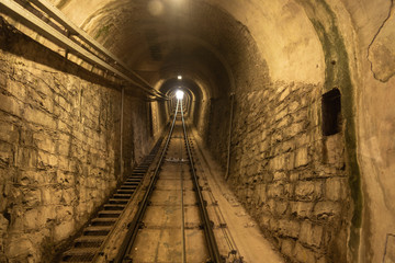 Tunnel mit Schienen einer Zahnradbahn